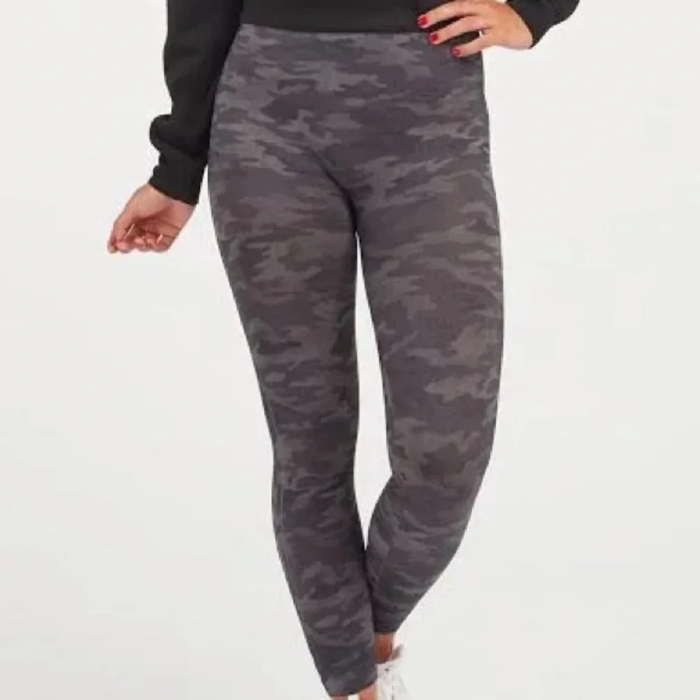 NWT SPANX Look at Me Now Seamless Camo Leggings Size: small (2-4)